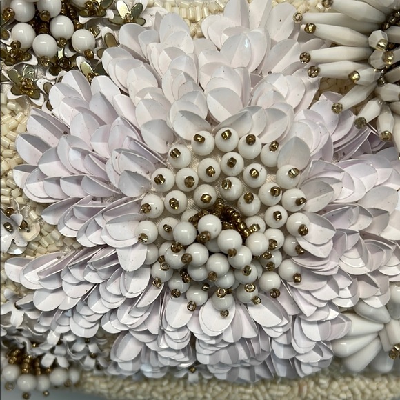 Elegant Cream and White 3D Floral Shoulder Bag 💜✨ - Picture 2 of 7